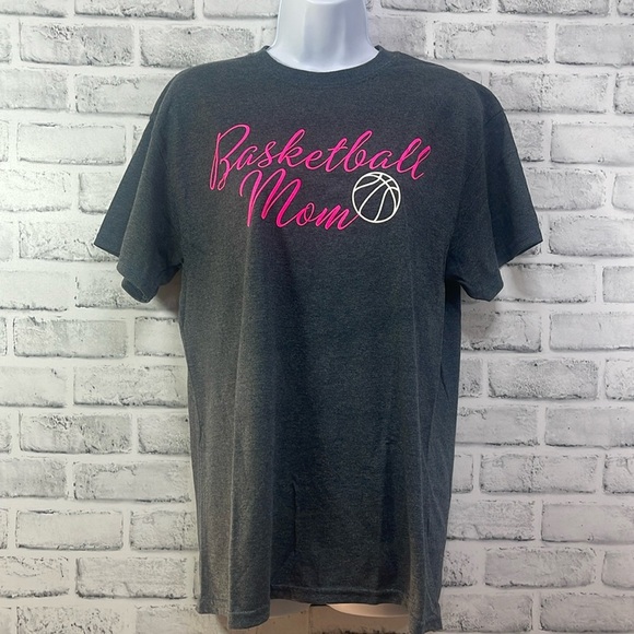 🤑Gildan BASKETBALL MOM Graphic T-Shirt NWT Medium - Picture 1 of 8
